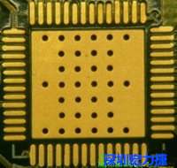 這是最不好的通孔設(shè)計(jì)，貫穿通孔直接擺放于QFN的接地散熱墊上，制造上無(wú)法確保其錫量，也就無(wú)法確保焊接良好。