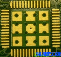 這個(gè)通孔的設(shè)計(jì)勉強(qiáng)可以接受，只剩下正中間一個(gè)通孔沒有塞孔，而且孔徑也變小了。