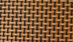 圖片只是示意圖，并不是真正的玻纖布，基本上由經(jīng)緯兩股材料交錯(cuò)編織而成，經(jīng)緯的交錯(cuò)間如果有空隙，就容易藏水分，所以一般會(huì)以透氣性來(lái)檢查其密合度。