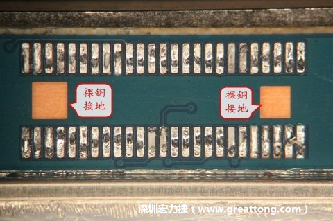 把板對(duì)板連接器全部移除，發(fā)現(xiàn)其下方板子共有兩個(gè)裸銅的方形設(shè)計(jì)。