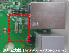 有人認為電容旁邊已經(jīng)有螺絲將電路板固定于機殼上了，不應(yīng)該發(fā)生電路板彎曲的現(xiàn)象才對。