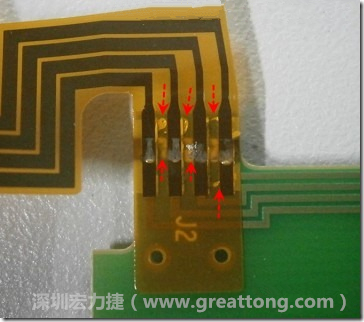 這張圖所顯示的，PCBA工廠實際進(jìn)行HotBar(熱壓熔錫焊接)焊接的時候，經(jīng)常會出現(xiàn)這類焊墊之間短路的問題，下面的圖示為比較嚴(yán)重的案例，大部分都只有部份溢錫，但這對品質(zhì)信賴杜已經(jīng)產(chǎn)生了及大的為害，既使現(xiàn)在測試沒有出現(xiàn)問題，難保在高溫膏濕的環(huán)境下不會出現(xiàn)電子遷移(Electromigration)的現(xiàn)象。