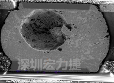 錫球氣泡大到足以影響到焊接的品質(zhì)，下圖是錫球切片后的剖面，可以很明顯看到氣泡已經(jīng)有錫球的 1/3 大了