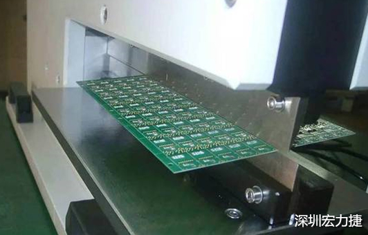 基本上V-Cut就是破壞板子結(jié)構(gòu)的元兇,因?yàn)閂-Cut就是在原來一大張的板材上切出溝槽來,所以V-Cut的地方就容易發(fā)生變形。