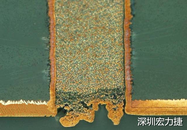 PCB設(shè)計(jì)之導(dǎo)電孔塞孔工藝 導(dǎo)電孔Via hole又名導(dǎo)通孔，為了達(dá)到客戶要求，導(dǎo)通孔必須塞孔，經(jīng)過大量的實(shí)踐，改變傳統(tǒng)的鋁片塞孔工藝，用白網(wǎng)完成板面阻焊與塞孔。生產(chǎn)穩(wěn)定，質(zhì)量可靠。