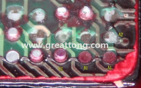 下圖是紅墨水測(cè)試后將PCB板子拿回來(lái)側(cè)一個(gè)角度拍攝的照片，就可以很清楚的看到錫球黏在PCB端，或不在PCB端。