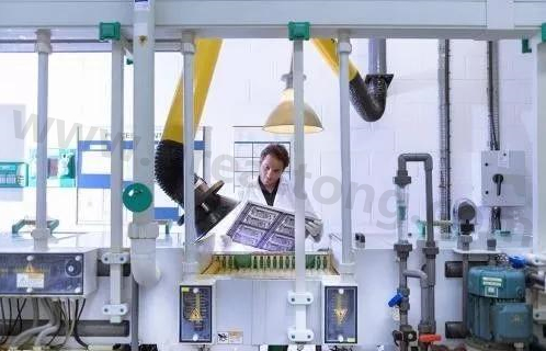 理想狀態(tài)下自動化生產(chǎn)線大約能節(jié)省傳統(tǒng)企業(yè)50%的人力成本，良率可提升至98%。