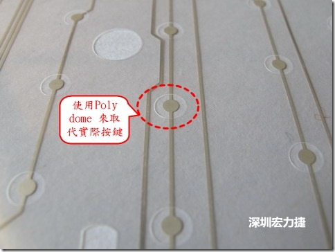 仔細(xì)看下面的第一張圖片，在圓形的節(jié)點(diǎn)旁邊有個(gè)圓形的開(kāi)口，這個(gè)開(kāi)口墊高了鍵盤按鍵的接觸點(diǎn)線路。