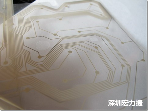 下面第二個(gè)圖則是另一片也有著按鍵線路的PTF，當(dāng)上、下兩面PTF的按鍵結(jié)點(diǎn)互相接觸后就可以計(jì)算出是哪個(gè)按鍵被按下了。可是當(dāng)按鍵沒(méi)有按下時(shí)，上下兩片PTF的線路則是分開(kāi)的，所以上圖那片PTF的線路上面其實(shí)還另外覆蓋了另一層透明的PET作為絕緣層，只露出了需要在鍵盤按下時(shí)才會(huì)碰觸的接觸點(diǎn)，因?yàn)檫@些材質(zhì)使用的都是Polymer，所以才撐這樣的技術(shù)為Polydome(聚合簧片)。