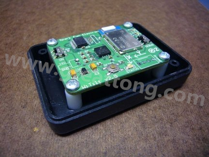 熱熔膠的牢固程度，對于非高振動的應(yīng)用來說已經(jīng)很足夠，而且如果你想要讓盒子另作他途，支架也可以拿掉，用酒精磨擦即可移除熱熔膠。