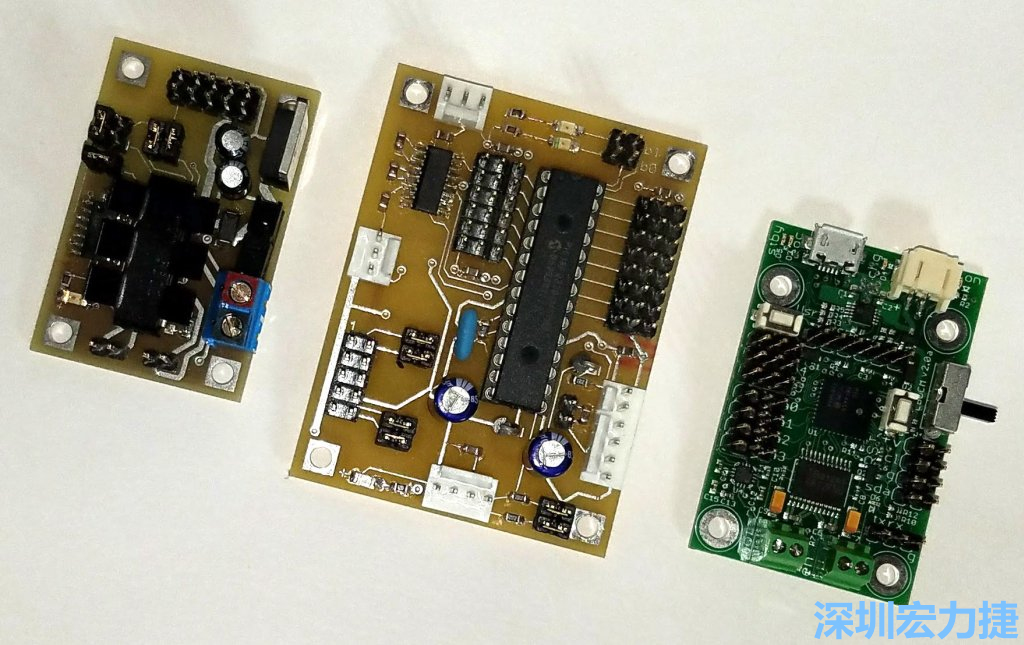 透過機(jī)器PCBA組裝，可以讓右邊那塊小板子做到左邊兩塊板子加在一起可以做的事