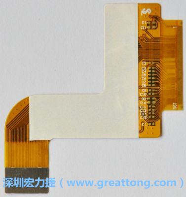 FPCB并非可無限制撓曲，為避免過度撓曲拉扯造成銅箔斷裂，一般在較長條型板材會(huì)貼附補(bǔ)強(qiáng)貼片。