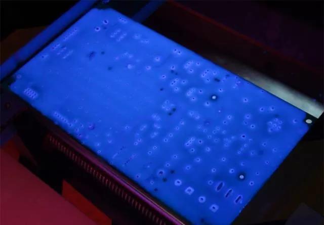 經(jīng)過(guò)涂覆工藝后的PCB，在紫光燈下的拍攝效果，原來(lái)coating也可以這么美！