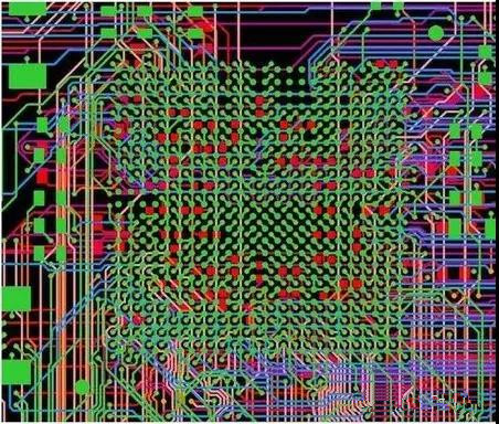 圖18：BGA布線。(頂部)傳統(tǒng)的自動布線器。38個網(wǎng)絡(luò)沒有完成布線。(底部)任意角度的拓?fù)涫阶詣硬季€器。所有網(wǎng)絡(luò)都完成了布線。