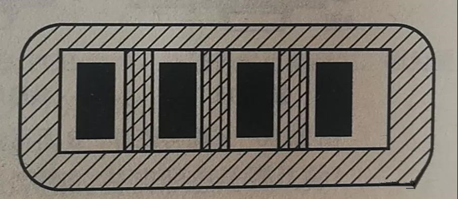 在兩個(gè)焊盤之間有導(dǎo)線通過(guò)時(shí)，應(yīng)采取PCB阻焊設(shè)計(jì)，以防止焊接短路